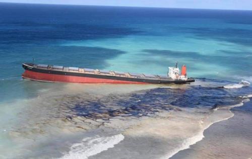 日本散货船触礁漏油，毛里求斯进入“紧急状态”