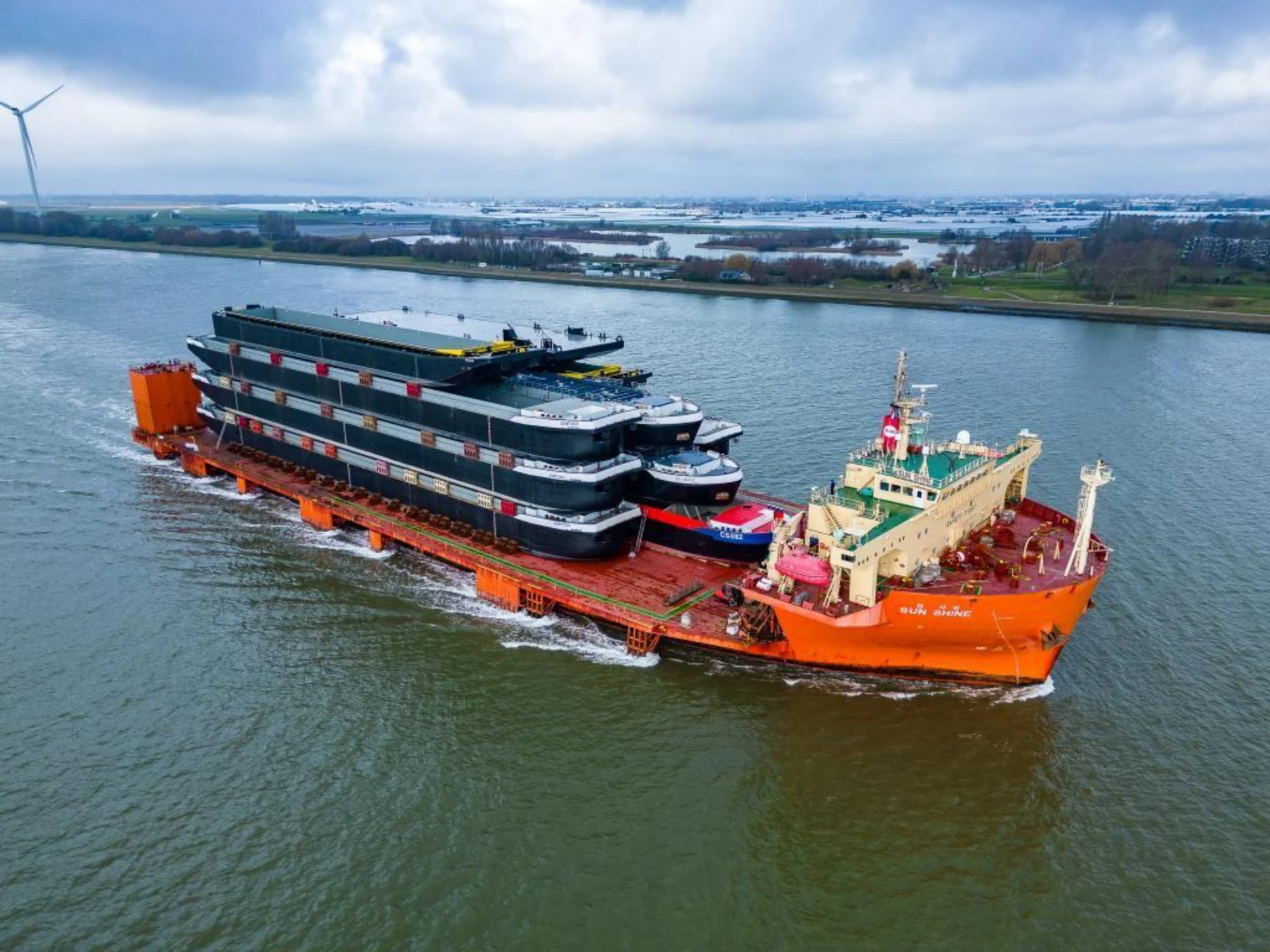世界首艘内河氢气动力船体抵达鹿特丹