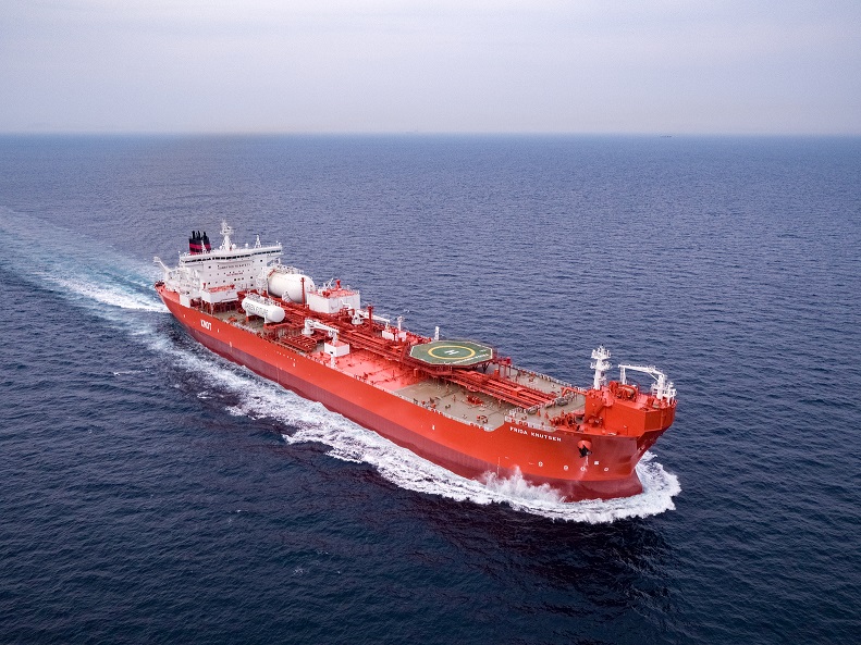 首艘LNG双燃料化学品运输船获得绿色奖认证